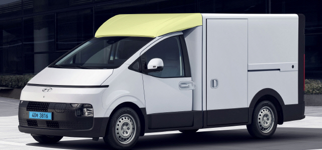 무도장 복합재 성형 기술이 적용된 ST1의 루프 스포일러(노란색으로 강조, 본 색상은 차량과 동일). 현대차·기아 제공